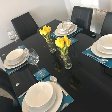 Apartment Rhodes Court Leeds (West Yorkshire)