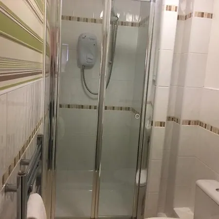 Rhodes Court Apartment *